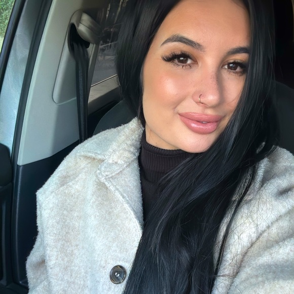 Meet your Posher, Gabrielle - Picture 1 of 1